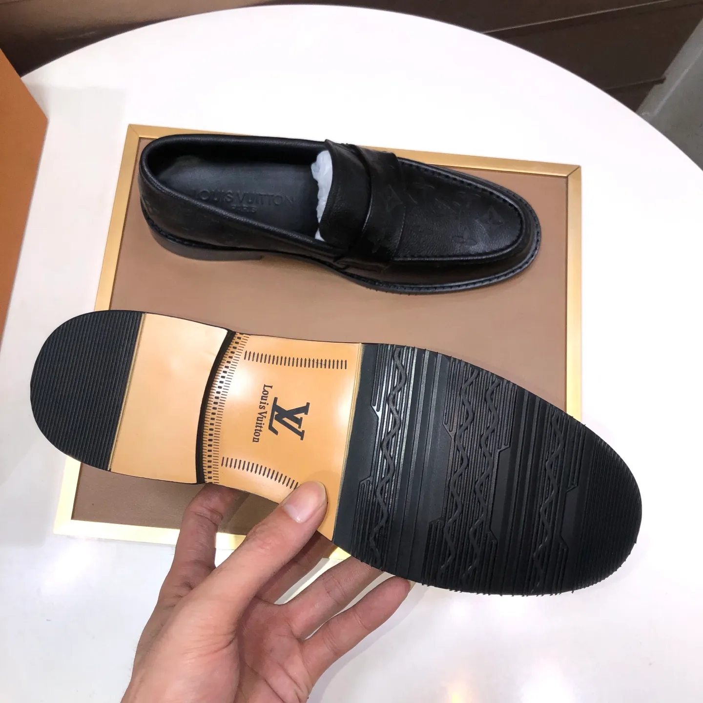 Men's men's shoes💰460💰【LV】(sheepskin lining) formal men's shoes! The high-end formal wear style is luxurious and elegant, with both practicality and style. We pay special attention to quality and details. The original version at the counter is 1:1 ultra-accurate replica👍🏻 The shoe last, leather, workmanship and comfort are not inferior! Material: imported cowhide upper, soft first layer of sheepskin! Code number: 38-45 (45 customized)